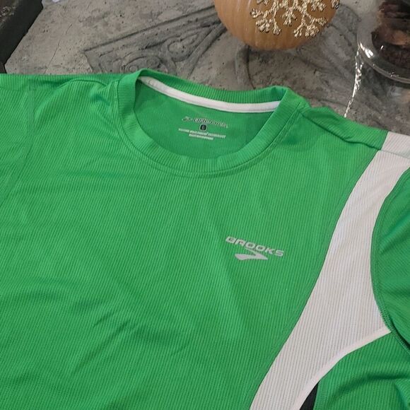 brooks Athletic Shirt New - Picture 2 of 4